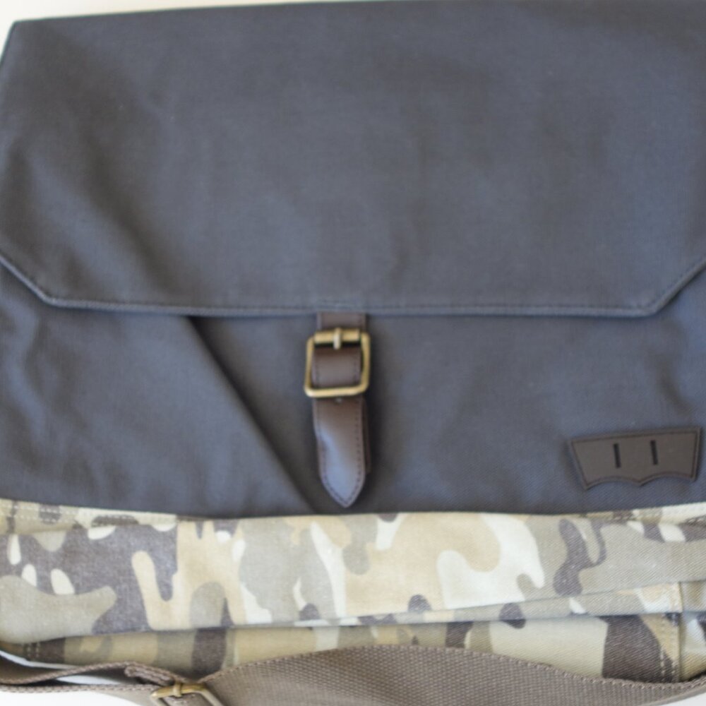 LEVI'S SUTHERLAND MESSENGERS 16MB 4C DARK GREY/CAMO Bag 3071CO7 $100